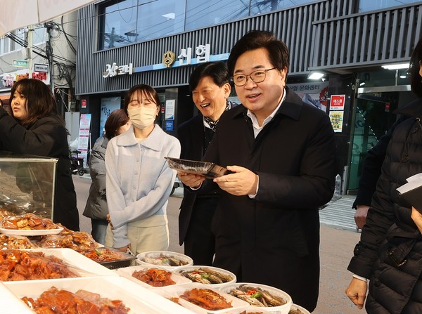 ▲ 박일하 구청장이 지난 1월 성대시장에서 설 명절을 맞아 장을 보고 있다.