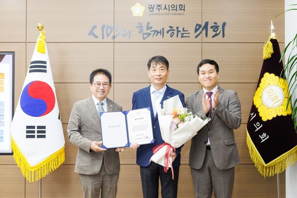 ▲ (왼쪽부터) 허경행 의장, 석태훈 팀장, 노영준 의원.
