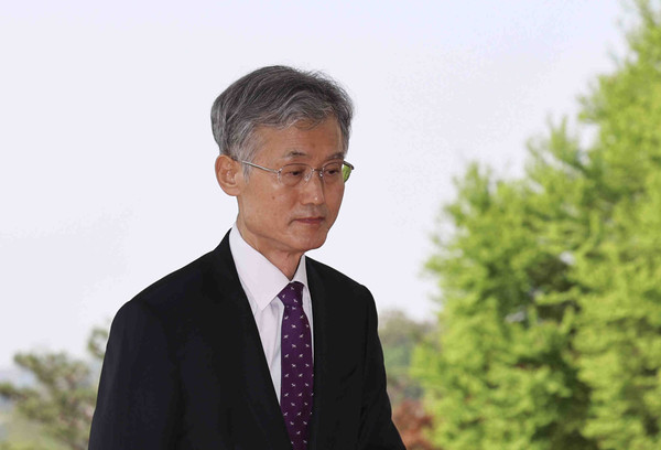 ▲ 조희대 대법원장이 24일 오전 서울 서초구 대법원으로 출근하고 있다. /뉴시스