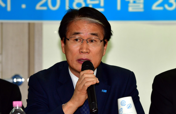 ▲ 인사말 하는 권오을 최고위원. /뉴시스