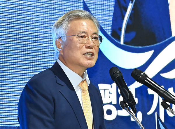 ▲ 지난해 1월4일 경기도 수원시 영통구 수원컨벤션센터에서 열린 10.4 남북정상선언 17주년 기념식에 참석해 기조연설을 하는 문재인 전 대통령. /뉴시스
