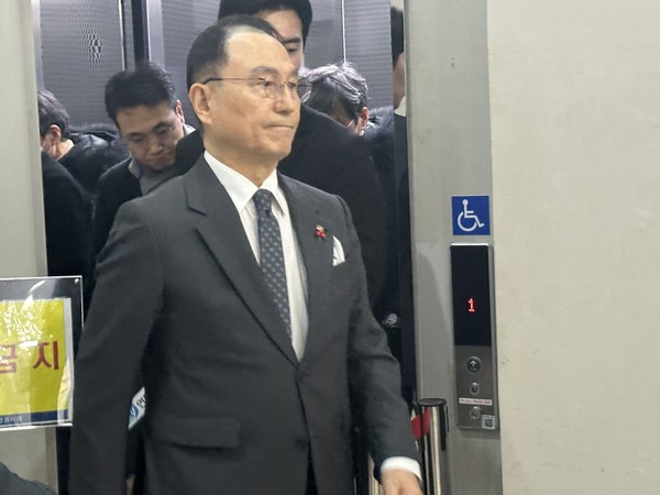 ▲ 박상돈 천안시장이 파기환송심 선고 후 엘리베이터에서 내려 걸어가고 있다. /뉴시스