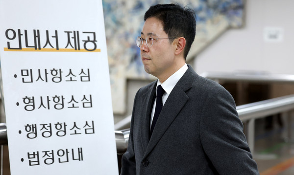 ▲ 손준성 대구고등검찰청 차장검사가 6일 오후 서울 서초구 서울중앙지방법원에서 '고발사주 공직선거법 위반' 혐의 등 항소심 선고공판에 출석하고 있다. /뉴시스