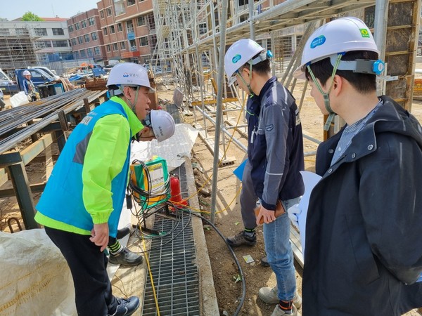 ▲ 성남시 노동안전지킴이가 소규모 건설사업장을 대상으로 현장 지도점검을 실시하고 있다.