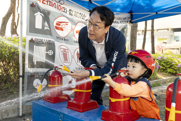 ▲ 정명근 화성특례시장이 영유아가족 어울림축제에 참여한 아이와 함께 체험을 즐기고 있다.