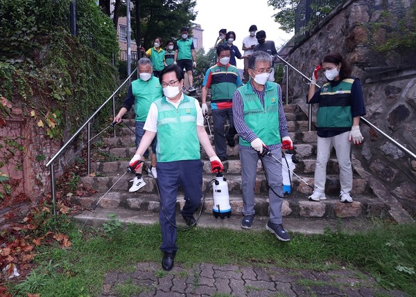 ▲ 박일하 구청장이 지난해 9월 상도1동 일원에서 새마을 봉사단과 방역 작업을 하고 있다.