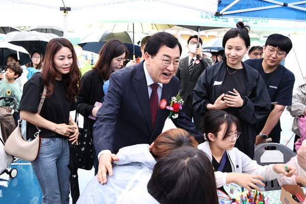 ▲ 주낙영 경주시장이 지난해 5월 5일 어린이날 시민운동장에서 개최된 어린이날 큰잔치 행사에 참석해 아이들을 격려하고 있다.