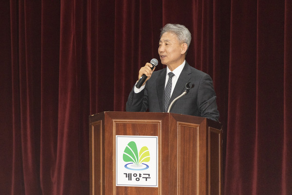 ▲ 2025년 지역 민방위 대장 교육 실시 현장 찾은 윤환 구청장.