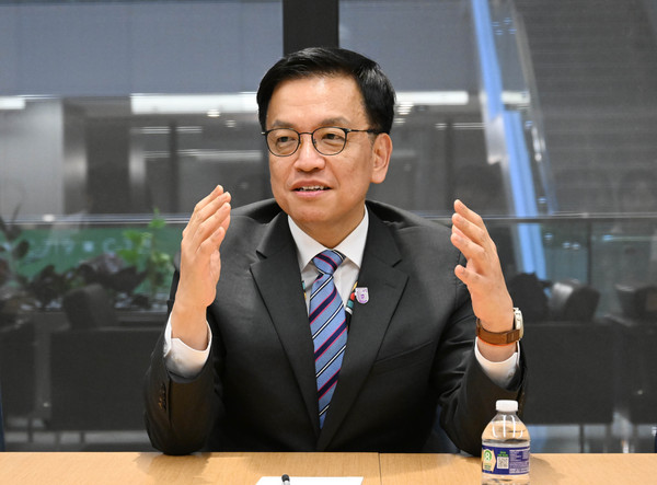 ▲ 동행기자단과 간담회하는 최상목 부총리. /뉴시스