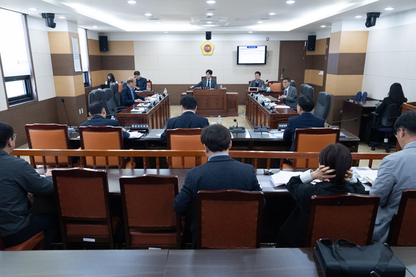 ▲ 인천시의회 산업경제위원회 ‘송도 국제업무지구 활성화 및 11공구 도시계획 변경 관련 소위원회’ 2차 회의 개최 모습.