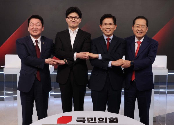 ▲ 토론 앞두고 기념촬영 하는 안철수-한동훈-김문수-홍준표. /뉴시스