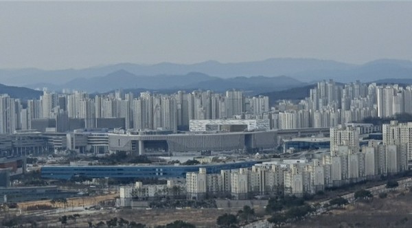 ▲ 세종시 원수산에서 내려다 본 정부세종청사를 배경으로 한 행복도시 세종시 전경. /뉴시스