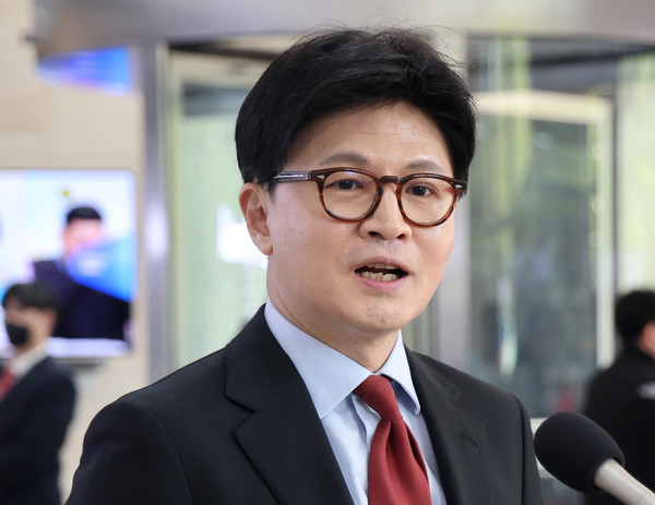 ▲ 사전 인터뷰 하는 한동훈 후보. /뉴시스