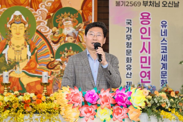 ▲ 이상일 용인특례시장이 ‘불기 2569년 부처님 오신 날’을 기념해 열린 ‘용인시민 연등축제·봉축법요식’에 참석해 축사를 하고 있다.