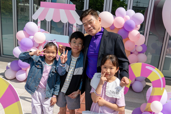 ▲ 지난해 어린이날 기념 행사에서 이필형 동대문구청장이 행사에 참여한 어린이들과 기념촬영을 하고 있다.