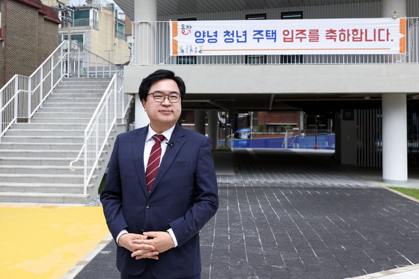 ▲ 박일하 구청장이 지난해 4월 구의 대표적 청년 주거 지원책 ‘양녕청년주택’ 입주식에 참석한 모습.