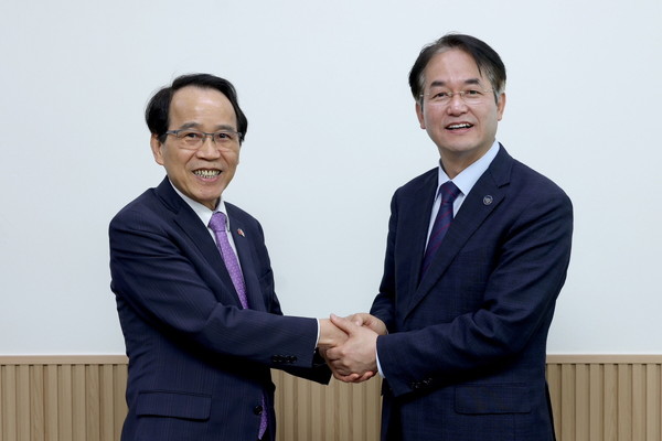 ▲ 이동환 고양특례시장(오른쪽)과 가오슝시 린친롱 부시장(왼쪽).