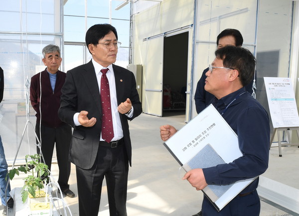 ▲ 로컬 팜 빌리지 조성 공사 사업 현장을 시찰하는 박용철 군수.