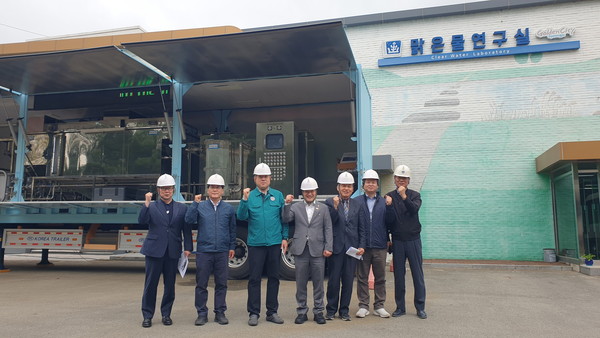 ▲ 지난 23일 경주시 생활하수과를 방문한 경주시의회 2024 회계연도 결산검사위원단 일행이 맑은물연구실 앞에서 기념촬영을 하고 있다.