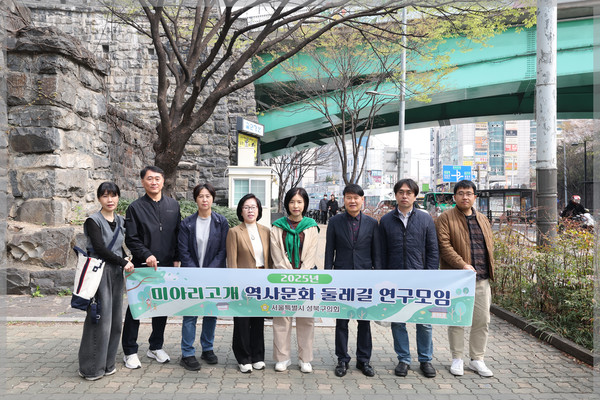 ▲ 이관우 의원(오른쪽 세 번째), 강수진 간사(왼쪽 세 번째), 권영애 의원(왼쪽 네 번째), 임현주 의원(오른쪽 네 번째) 등이 연구모임을 마친 후 기념촬영을 하고 있다.