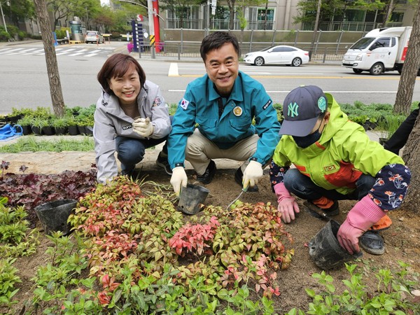 ▲ 김학두 동대문구의원(가운데)과 심미경 서울시의원(왼쪽)이 화초를 이식하고 있다.