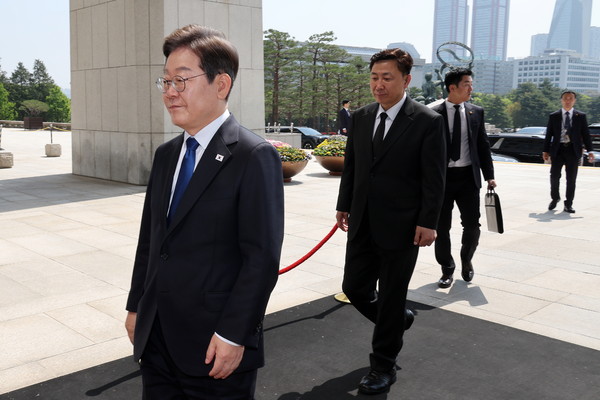 ▲ 경호 받으며 국회 들어서는 이재명 대선 후보. /뉴시스