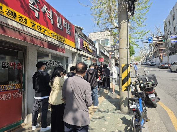 ▲ 28일 서울 용산구에 위치한 SK대리점에서 소비자들이 영업시간 시작 전인 오전 9시께부터 길게 줄을 서있는 모습. /뉴시스