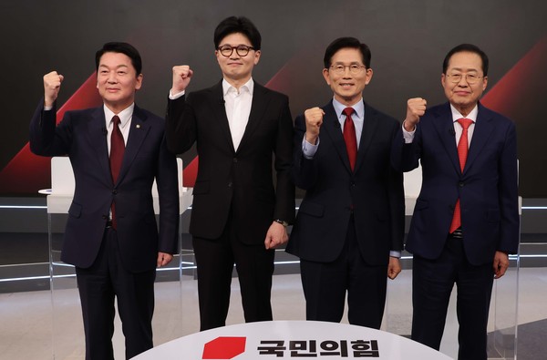 ▲ 파이팅 외치는 안철수-한동훈-김문수-홍준표. /뉴시스
