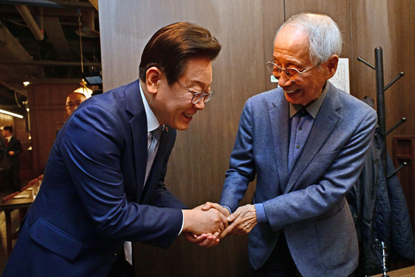 ▲ 윤여준 전 장관과 인사하는 이재명 대표. /뉴시스