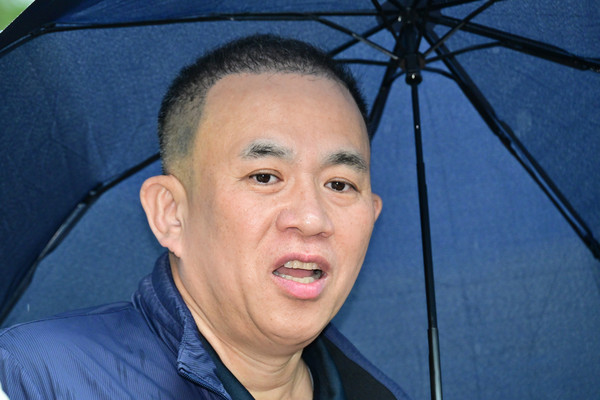 ▲ 22일 오전 최근 보석으로 풀려난 정치 브로커 명태균 씨가 경남 창원시 성산구 창원지방법원에서 열린 제4차 공판에 출석하며 취재진 질문에 답하고 있다. /뉴시스