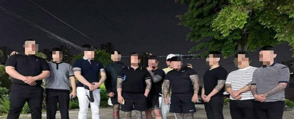 ▲ 폭력조직원 출소식 단체사진. (사진=인천지검 제공)
