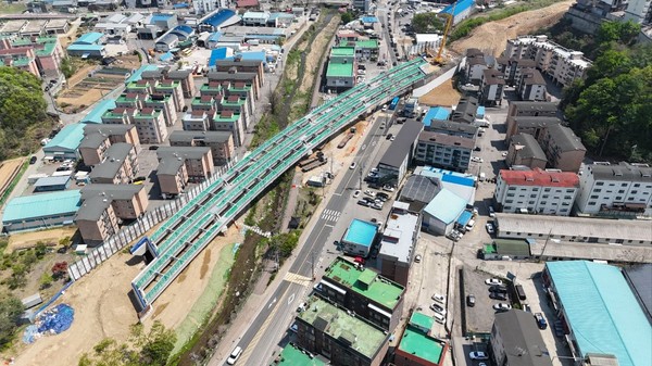 ▲ 성남~광주간 도로 확포장 공사 2공구 교량 거더 거치 작업 완료 모습.