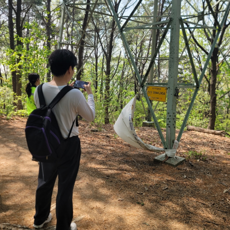 ▲ 수원시 관계자가 국가지점번호판을 조사하고 있다.