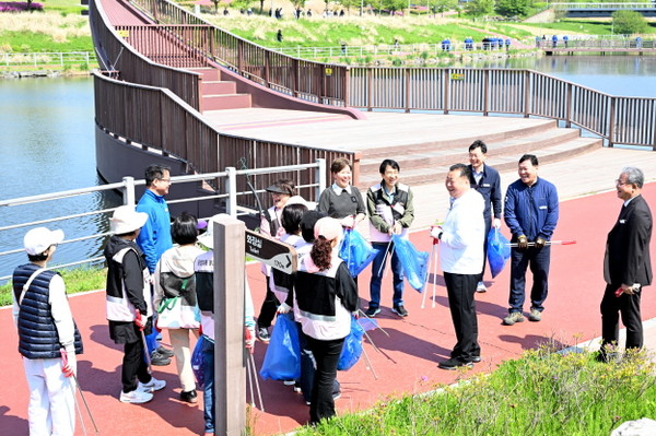 ▲ 파주시 '깨끗한 거리를 위한 국토대청소' 실시 모습.
