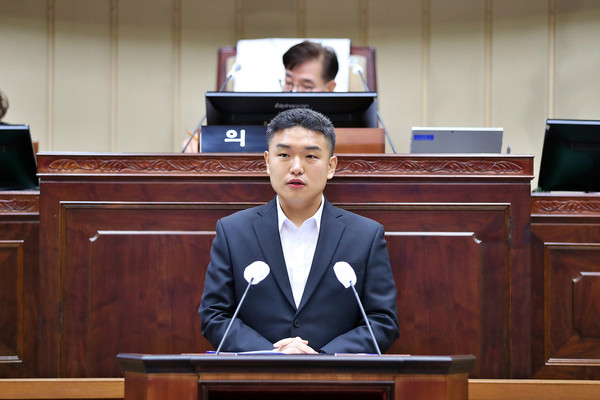 ▲ 의왕시의회 제310회 임시회 제2차 본회의에서 시정질문을 하고 있는 한채훈 의원.