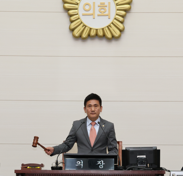 ▲ 타봉 중인 김성철 의장.