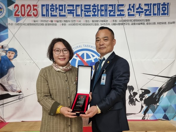 ▲ 노연우 의원(왼쪽) 대한민국 다문화태권도협회 감사패 수상 모습.
