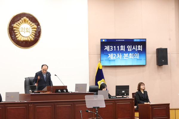 ▲ 타봉 중인 임태근 의장.