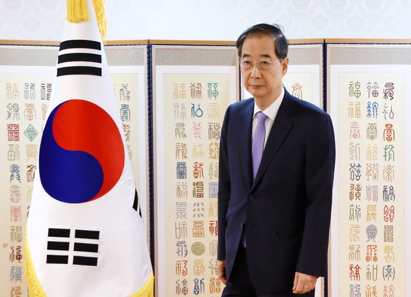 ▲ 신임장 수여식 참석하는 한덕수 대통령 권한대행. /뉴시스