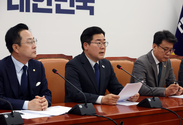 ▲ 박찬대 더불어민주당 대표 직무대행 겸 원내대표가 29일 서울 여의도 국회에서 열린 원내대책회의에서 발언하고 있다. /뉴시스