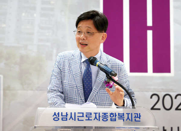 ▲ 안광림 부의장이 근로자종합복지관 개관식에서 축사를 하고 있다.