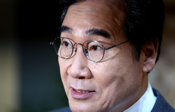 ▲ 질문에 답하는 이낙연 전 국무총리. /뉴시스
