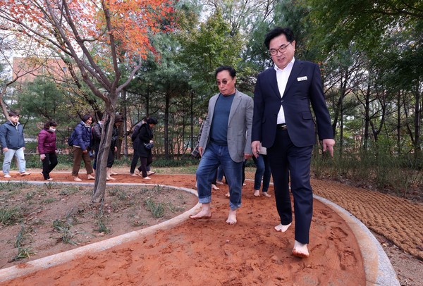 ▲ 박일하 동작구청장이 2023년 11월 대방공원 황톳길 개장식에서 주민들과 함께 걷고 있다.