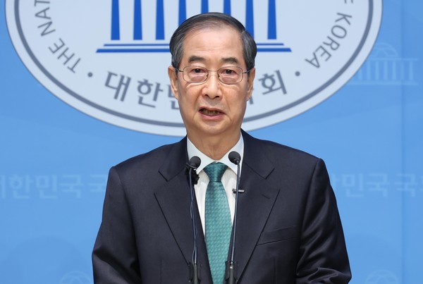 ▲ 한덕수 전 국무총리가 2일 서울 여의도 국회 소통관에서 대선 출마 기자회견을 하고 있다. /뉴시스