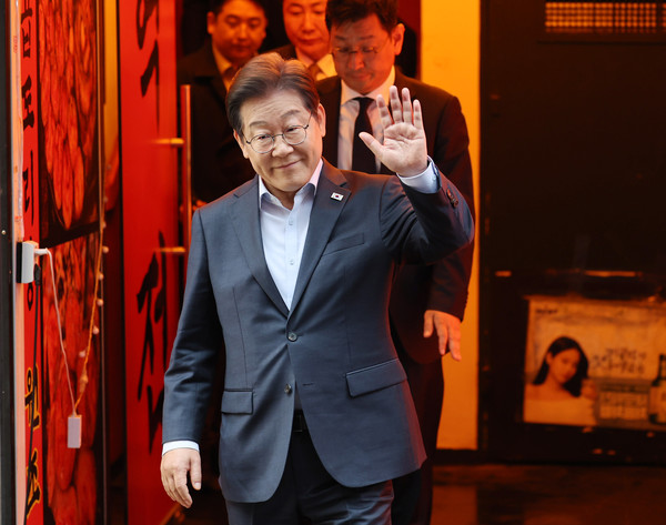 ▲ 간담회 마치고 나오는 이재명 후보. /뉴시스