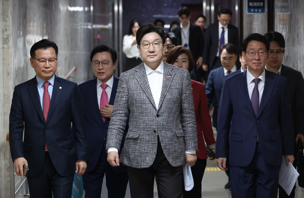 ▲ 회의장 향하는 권성동 원내대표. /뉴시스
