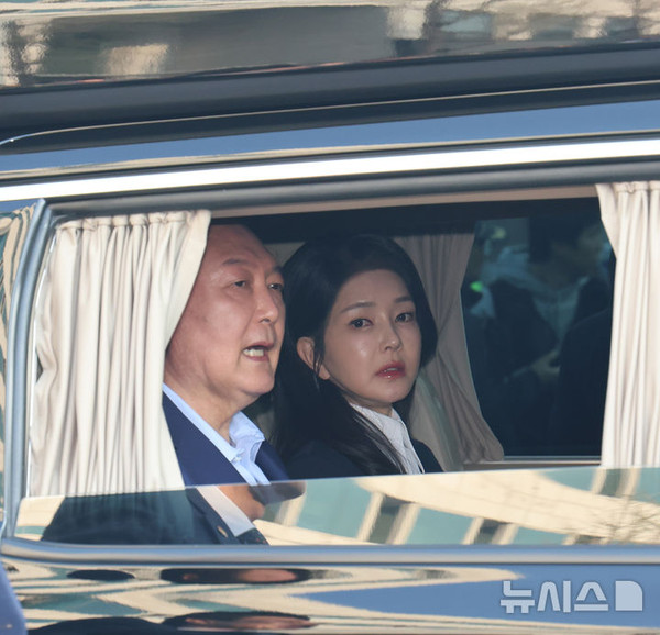▲ 윤석열 전 대통령과 김건희 여사가 헌법재판소 파면 결정 후 일주일 만인 4월 11일 오후 서울 용산구 한남동 대통령 관저를 떠나고 있다. /뉴시스