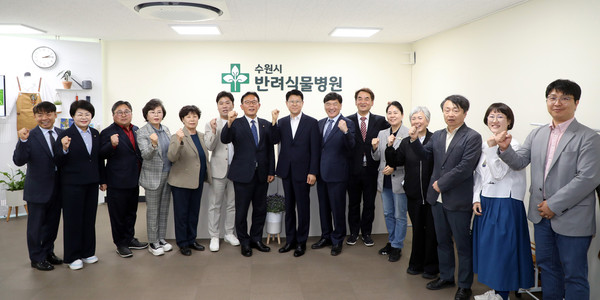 ▲ 반려동물병원 개원식 참석 모습(환경안전위원회).