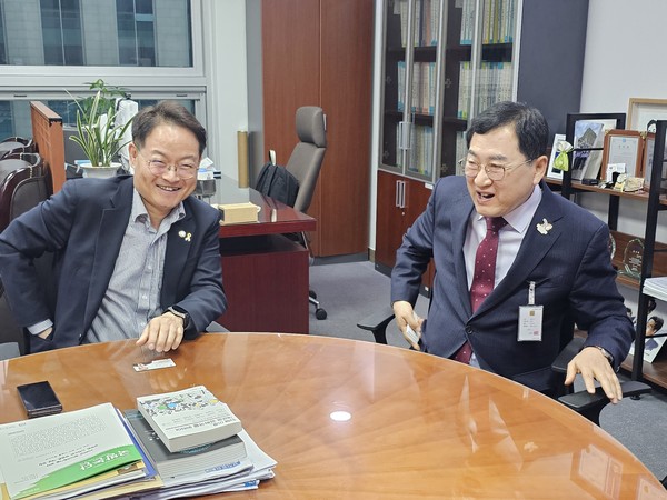 ▲ 주낙영 경주시장이 지난달 17일 서울 여의도 국회의원회관에서 허영(왼쪽) 국회의원과 만나 2025 APEC 정상회의 준비와 관련한 지역 현안과 국비 지원 방안에 대해 논의하고 있다.