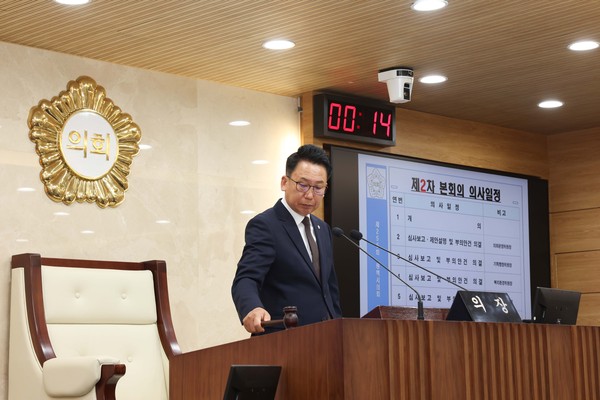 ▲ 평택시의회 제255회 임시회 제2차 본회의에서 의사봉 타봉하는 강정구 의장.